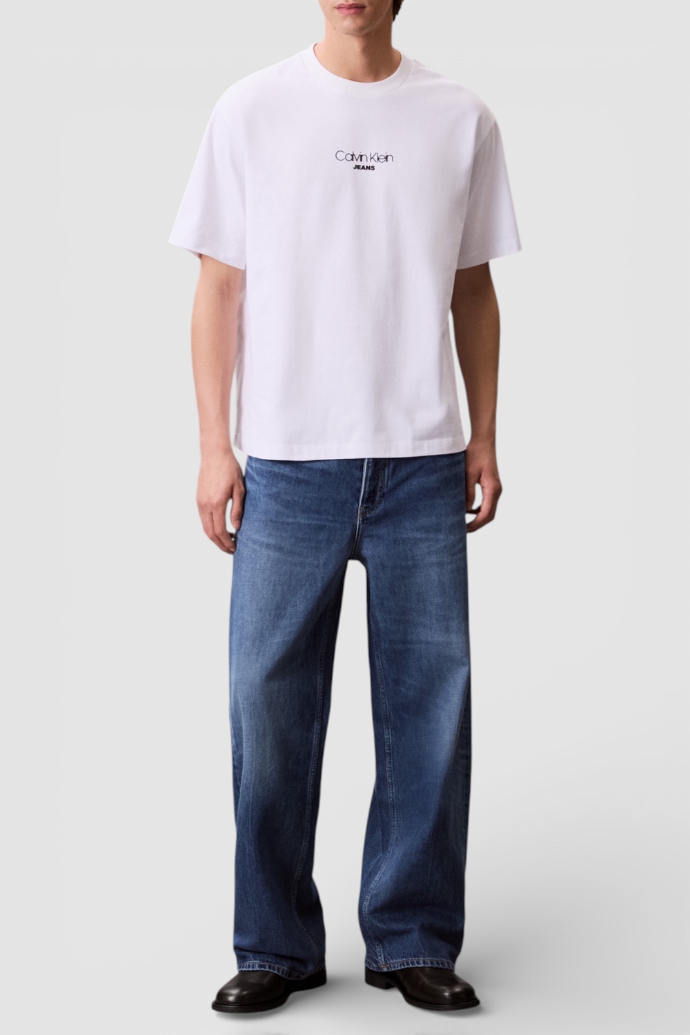 תמונת כל הלוק של חולצת טי